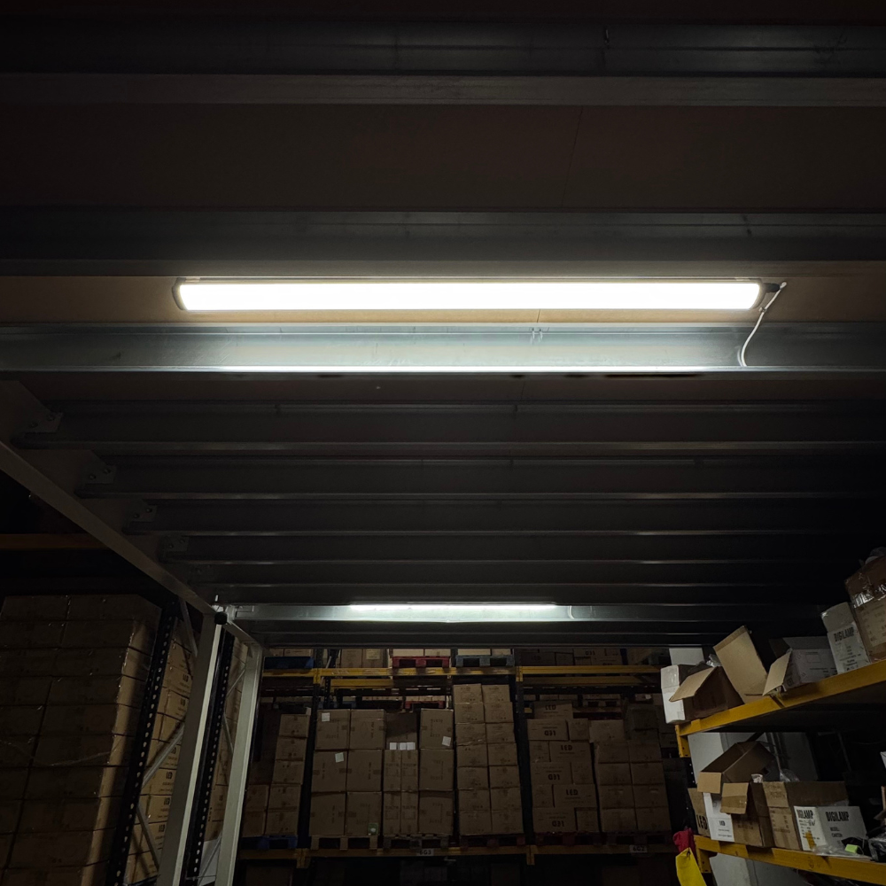 Armadura LED PE 50W 4300LM 1,5M IP65 Iluminária para Armazém