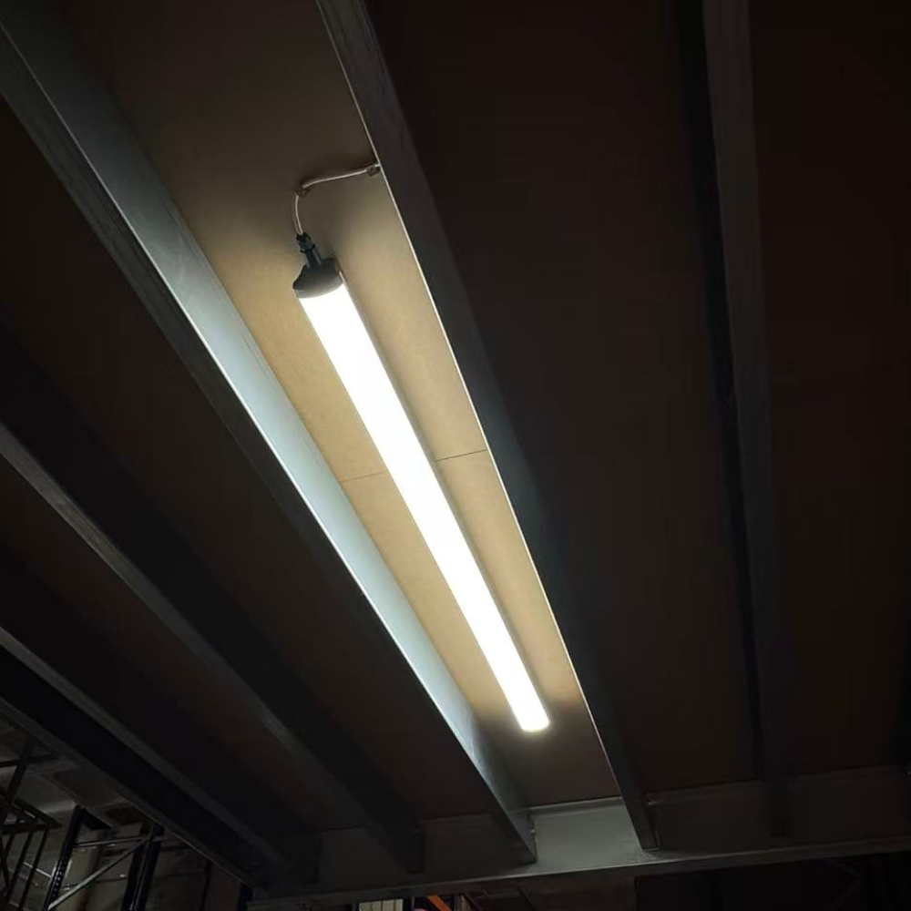 Armadura LED PE 50W 4300LM 1,5M IP65 Iluminária para Armazém