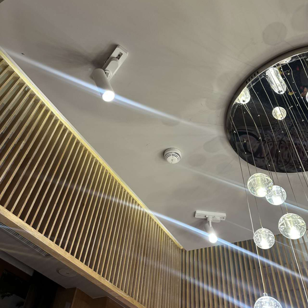 Base Saliente Retangular Branca Para Projetor de Calha Monofásico IP20 LED7